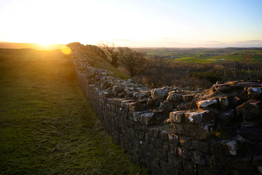 Le soleil se couche derrière une section du mur d’Hadrien, au pied duquel ont été retrouvées les chaussures (archives).