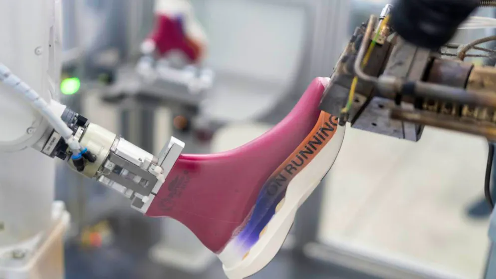 Il robot che produce le scarpe