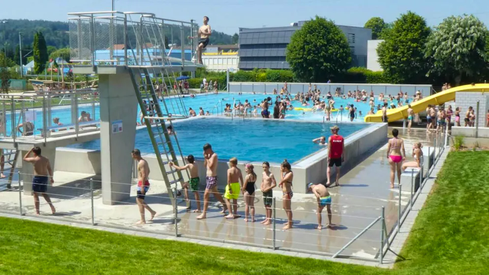 In questi giorni di caldo la piscina è confrontata con una grande affluenza