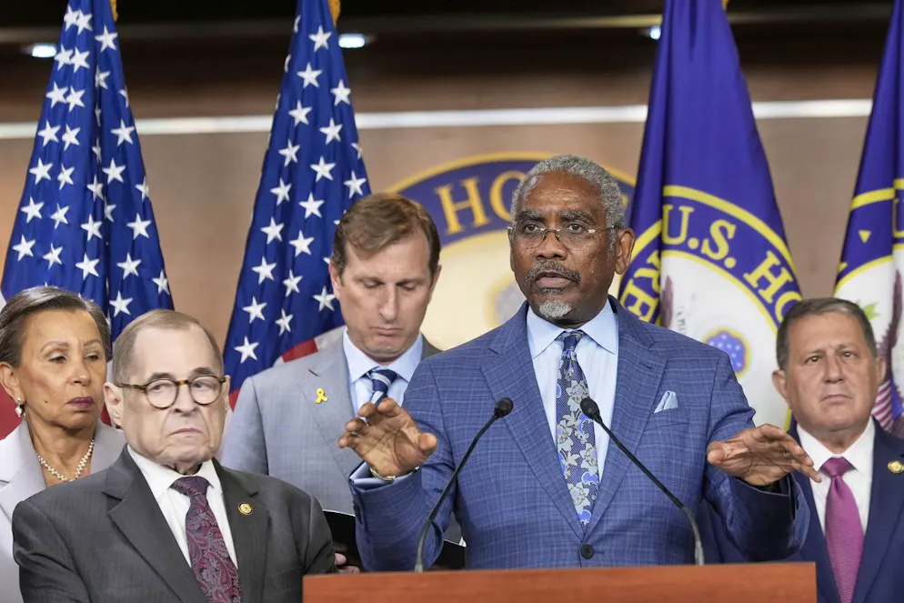 Le représentant Gregory Meeks (D-NY), au centre, s'exprime lors d'une conférence de presse au Capitole américain, le mercredi 2 juillet 2025, à Washington. (AP Photo/Mariam Zuhaib)