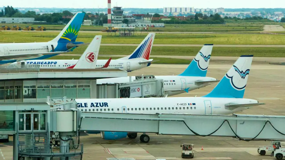 Aerei fermi all'aeroporto di Parigi Orly (foto d'archivio)