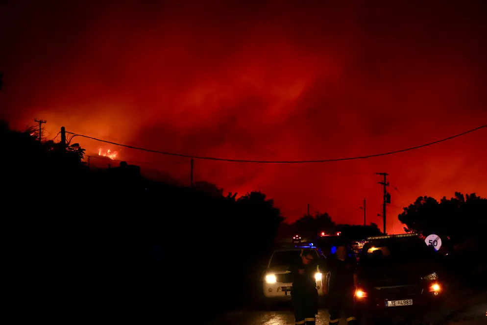 epa12211604 Des pompiers et des bénévoles interviennent sur les lieux d'un incendie de forêt à Ierapetra, sur l'île de Crète, en Grèce, le 2 juillet 2025. 