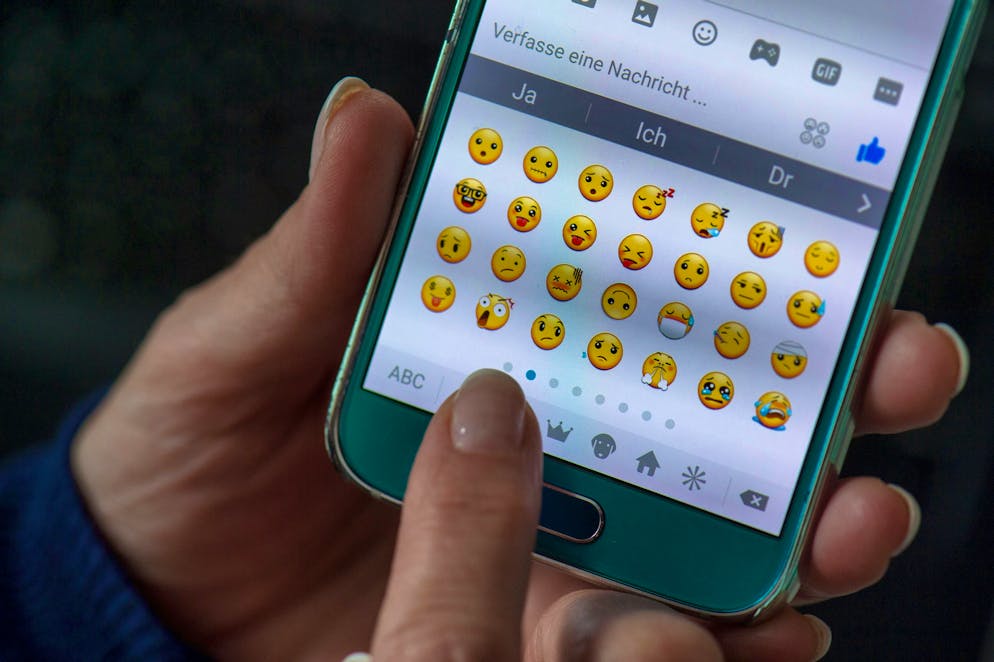 Smileys in text messages can increase satisfaction and perceived closeness in friendships. (symbolic image)