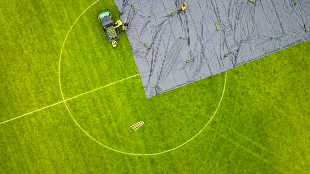 L'année dernière, un terrain de football de Kloten a été recouvert d'un film plastique en raison d'une infestation de scarabées du Japon. Ce film devait empêcher les scarabées de s'envoler. (photo d'archives)
