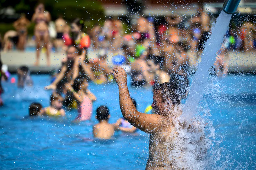 Comme en 2020 durant la pandémie de Covid-19, le Syndicat intercommunal du district de Porrentruy (SIDP) et la Municipalité de Porrentruy ont annoncé mercredi limiter l'accès à leur piscine de plein air du 4 juillet au 31 août aux personnes de nationalité suisse, aux titulaires d’un permis d’établissement et aux titulaires d’un permis de travail suisse valide. (image d'illustration)
