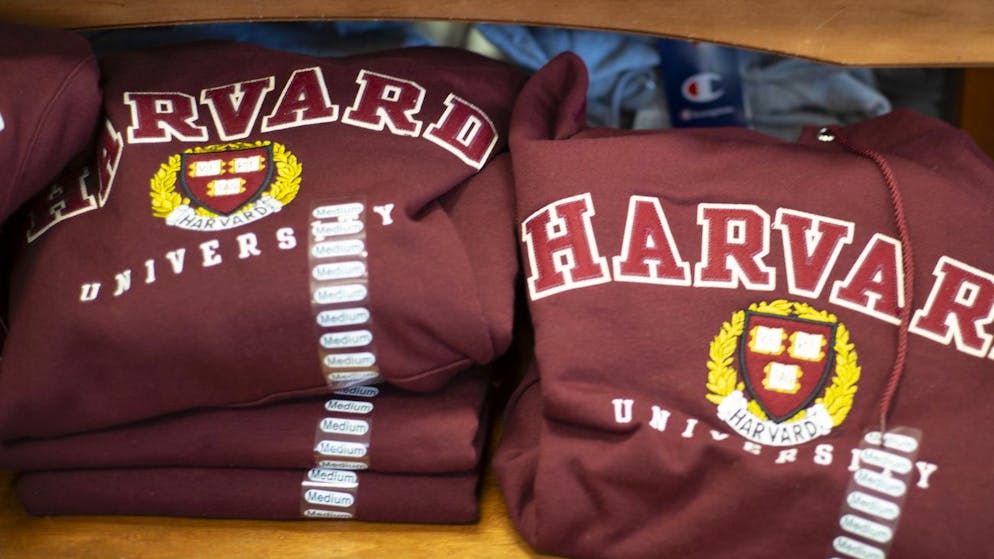 Harvard ist eine von rund 50 Universitäten, denen die Administration Trump Mittel streichen will. Die Bedingungen für die Wissenschaft verschlechtern sich. Die Schweizer Unis sehen das nicht als Chance, sondern als Gefahr.