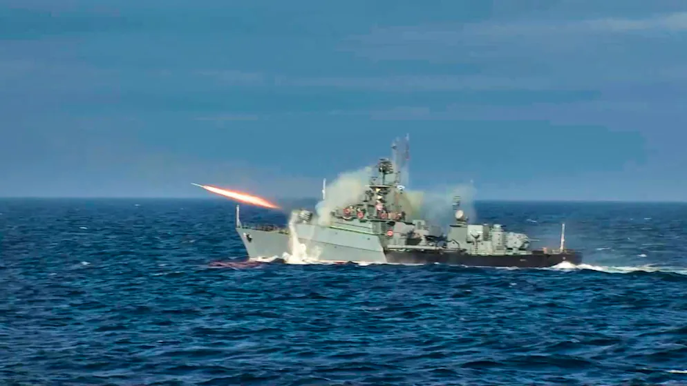 HANDOUT - Eein Kriegsschiff der russischen Nordflotte feuert Raketen ab. Foto: Uncredited/Russian Defense Ministry Press Service/AP/dpa