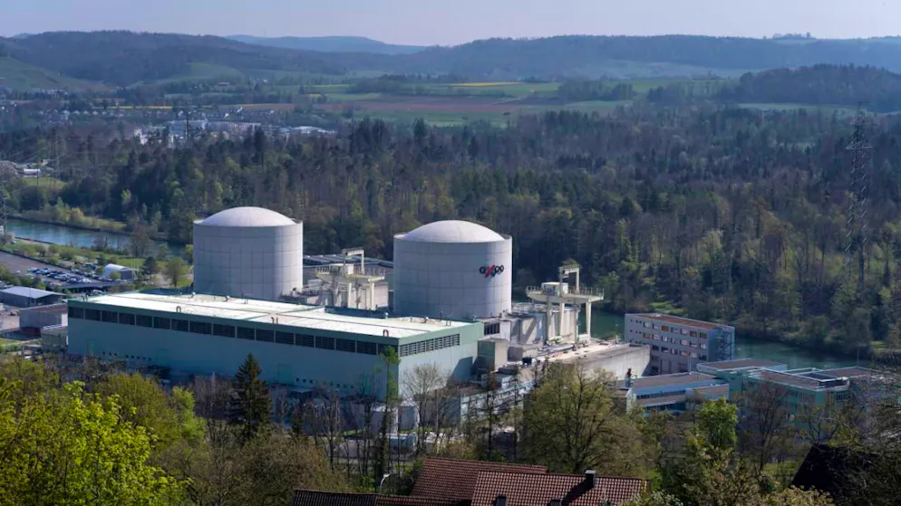 Après le réacteur 1, le bloc 2 est désormais aussi débranché en raison de la canicule afin de protéger la faune et la flore de l'Aar contre la température des eaux réchauffées par la centrale après y avoir été puisées. Le thermomètre de la rivière affiche déjà plus de 25 degrés (archives).
