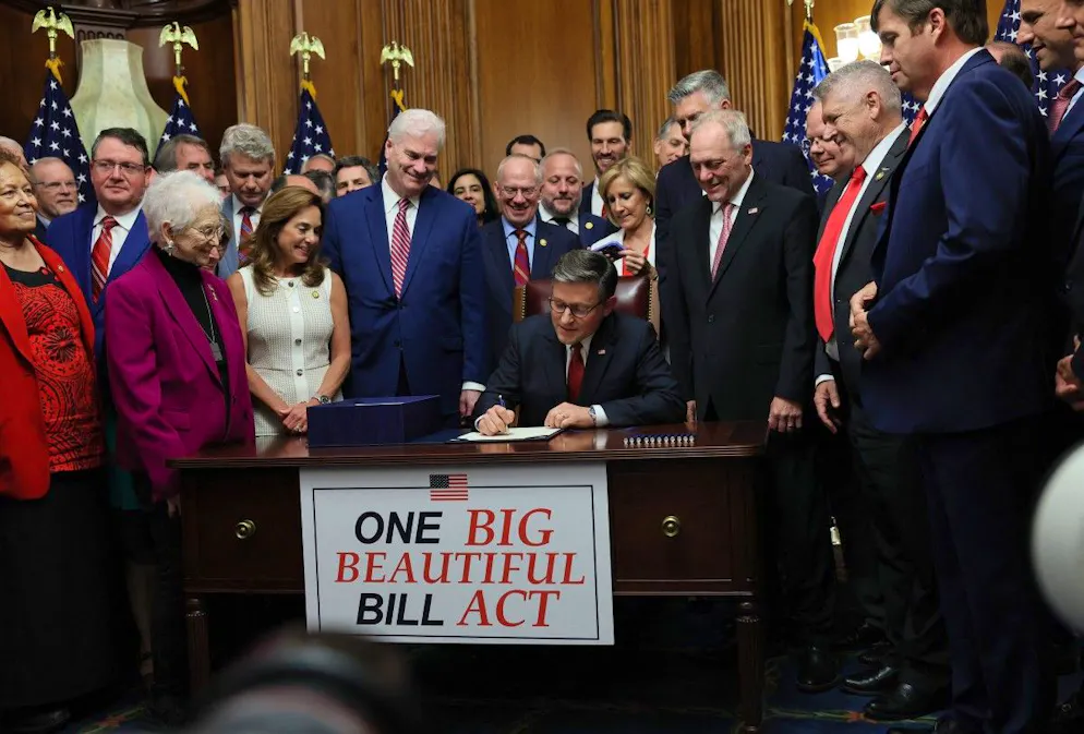 Le président de la Chambre des représentants américaine, Mike Johnson signe la «grande et belle loi» après son adoption par le Congrès, au Capitole, à Washington, le 3 juillet 2025.