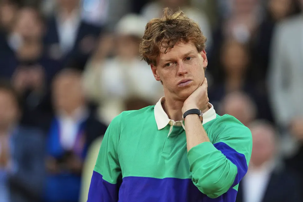 Jannik Sinner al termine della già epica finale del Roland Garros 2025, persa dopo cinque set contro lo spagnolo Carlos Alcaraz.