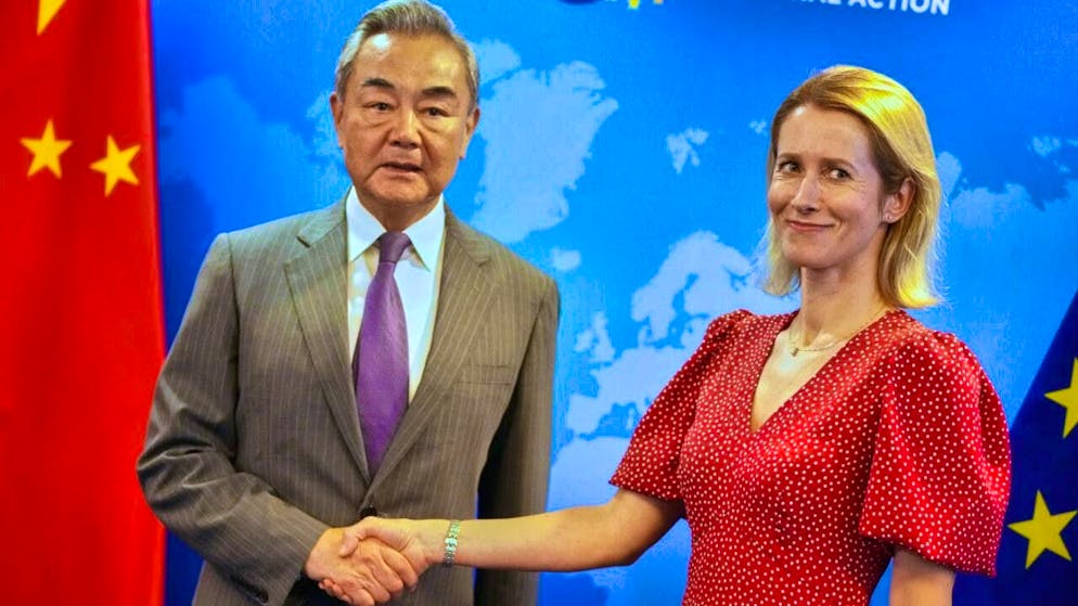 Kaja Kallas (r), High Representative for Foreign Affairs and Security Policy and Vice-President of the European Commission, welcomes Chinese Foreign Minister Wang Yi before a meeting. China's Foreign Minister Wang Yi continues his trip to Europe in Brussels. Photo: Virginia Mayo/AP/dpa
