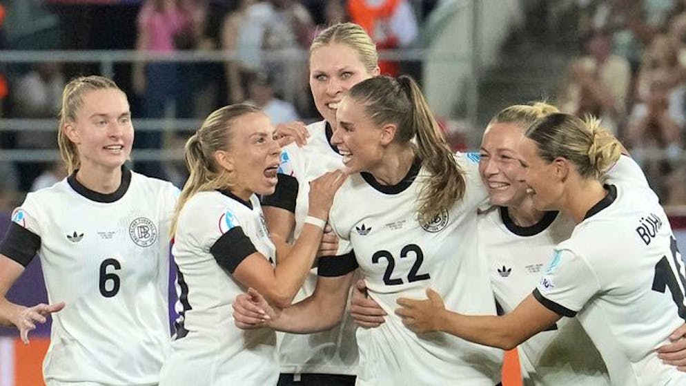 Jule Brand (Mitte) feiert ihren Treffer zum 1:0 gegen Polen.