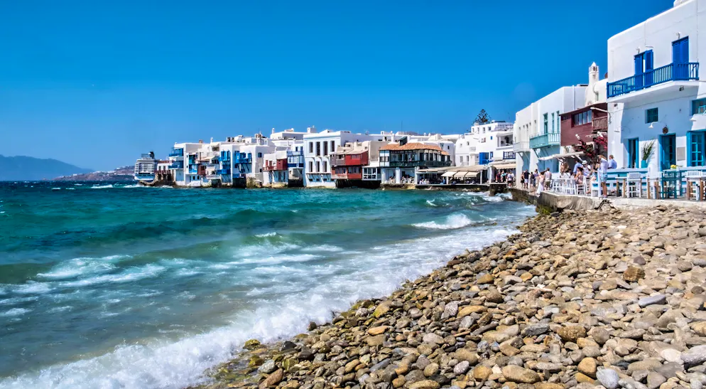 Nelle isole greche, in particolare a Mykonos (in foto) e Santorini, l'afflusso di turisti sta mettendo sotto pressione le infrastrutture esistenti.