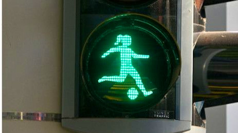 Auf Bluesky schreibt eine Nutzerin: «Ich liebe das. In Basel haben sie einige der grünen Ampeln für die Europameisterschaft in Fussballerinnen umgewandelt.»