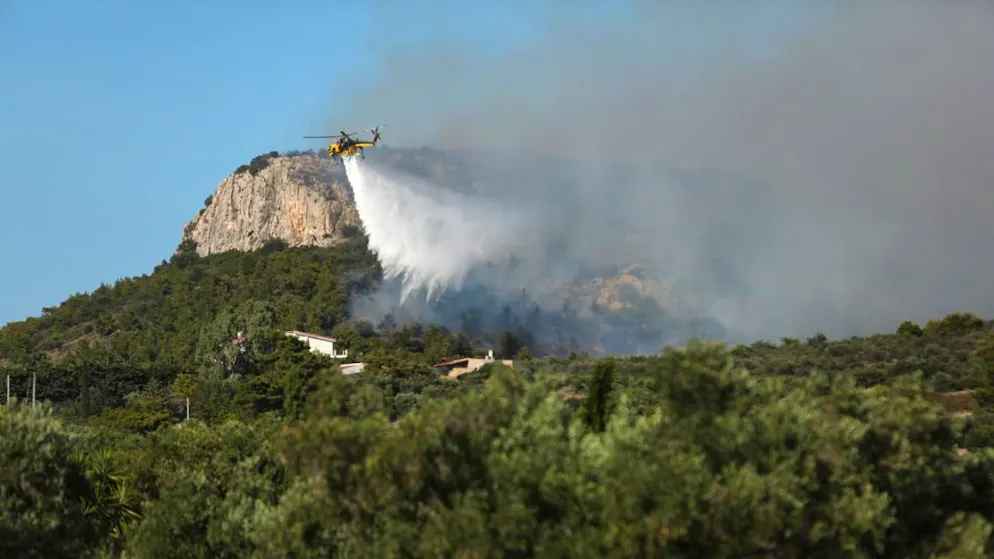 Un elicottero impegnato a contenere l'incendio a est di Atene.
