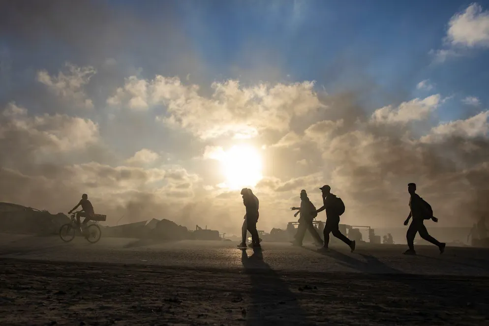 Des Palestiniens se rassemblent pour recevoir de l’aide humanitaire, dans l’ouest de la ville de Gaza, le 3 juillet 2025.