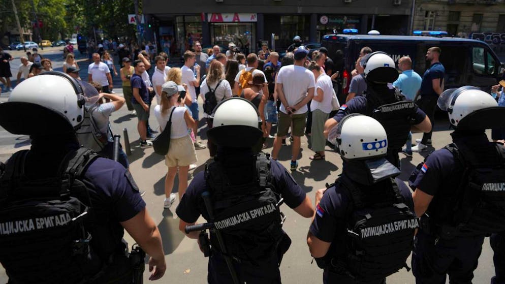 Serbische Bereitschaftspolizisten bewachen in Belgrad eine Kreuzung, nachdem sie Straßenblockaden beseitigt haben. Foto: Darko Vojinovic/AP/dpa