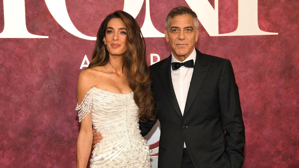 Um Privatsphäre zu schützen. Amal und George Clooney kassieren die Handys ihrer Gäste