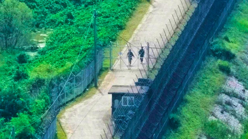 ARCHIVE - South Korean army soldiers patrol along the barbed wire fence in Paju, South Korea, near the border with North Korea. South Korea announced on Friday that a North Korean had crossed the border. Photo: Ahn Young-joon/AP/dpa/Archive image