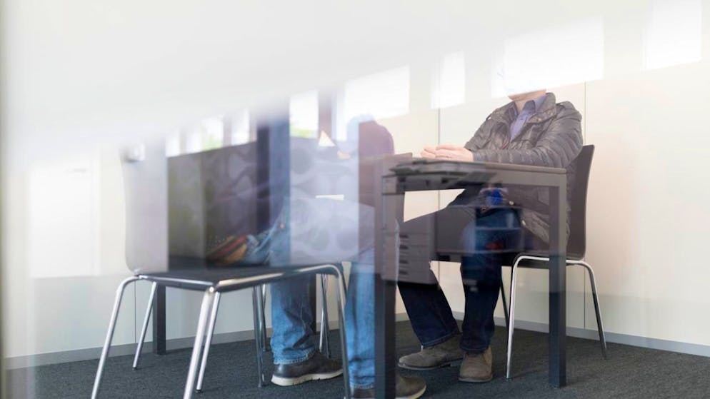 Tausende Menschen warten noch immer auf ihr Geld. (Symbolbild)