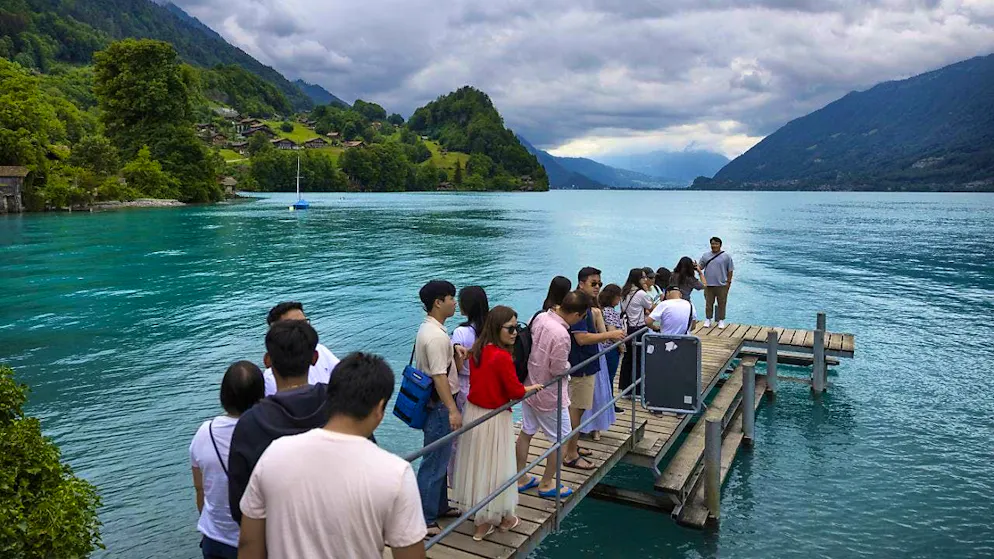 A Iseltwald BE, les touristes paient cinq francs de taxe pour accéder à la jetée du lac de Brienz. (photo d'archives)