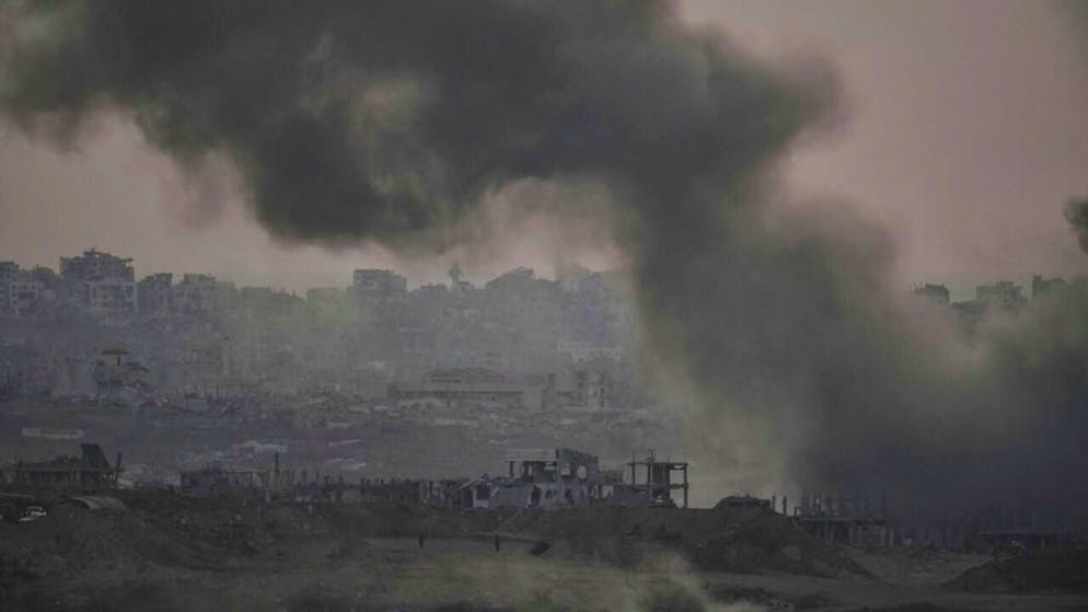 Rauch steigt von der israelischen Bombardierung des Gazastreifens auf, vom Süden Israels aus gesehen. Foto: Leo Correa/AP/dpa