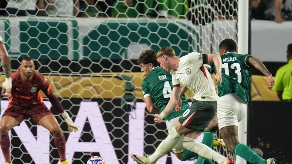 Cole Palmer (in weiss) sieht die Lücke und trifft.
