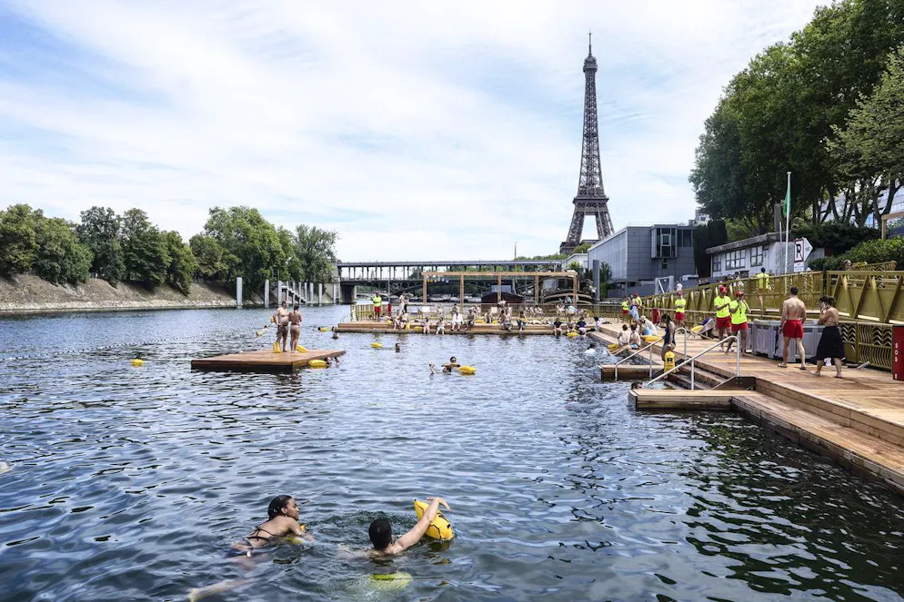 Si torna a nuotare nella Senna. Si può notare con la vista sulla Torre Eiffel.