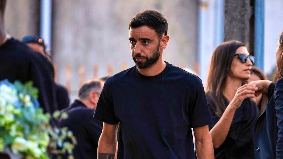 Funeral Diogo Jota. Fellow national team player Bruno Fernandes is also present.