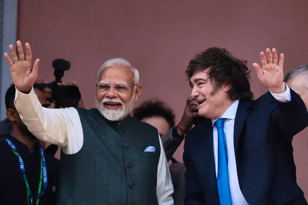 epa12218794 Le Premier ministre indien Narendra Modi (à gauche) et le président argentin Javier Milei (à droite) saluent la foule depuis le balcon de la Casa Rosada lors de leur rencontre à Buenos Aires, en Argentine, le 5 juillet 2025. Le Premier ministre indien Modi est en visite officielle en Argentine afin de discuter avec le président argentin des investissements, notamment dans les secteurs minier et énergétique. EPA/STRINGER