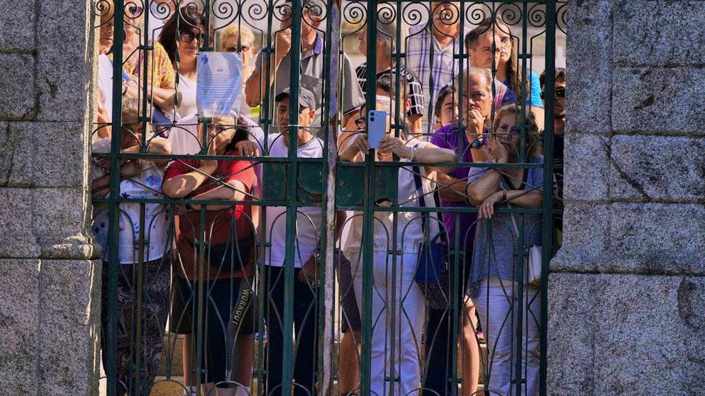 Funeral Diogo Jota. Many people are also present outside the church.