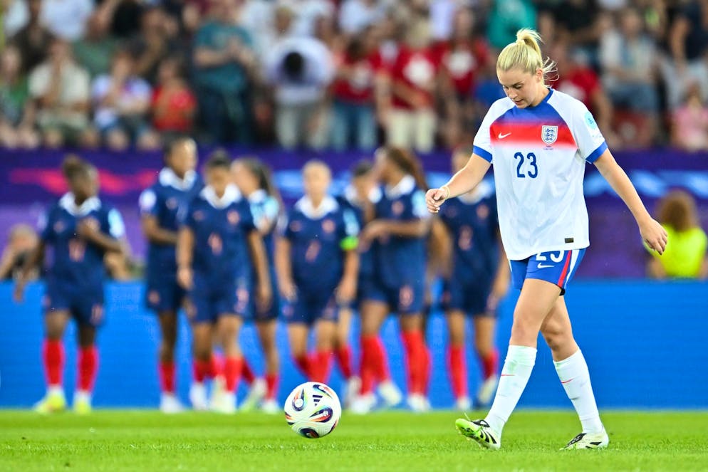 Titelverteidiger England um Stürmerin Alessia Russo legt einen Fehlstart hin.
