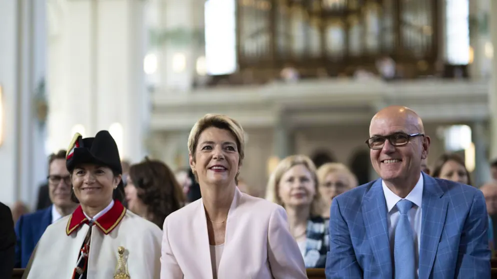 Beat Grögli ordonné nouvel évêque de Saint-Gall - Gallery. L'huissière Alba Napoletano, la présidente de la Confédération Karin Keller-Sutter et son mari Morten Keller lors de l'ordination de l'évêque saint-gallois Beat Grögli.