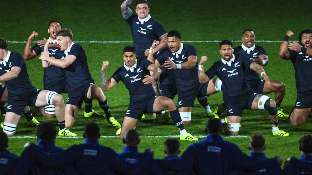 Les All Blacks de Nouvelle-Zélande exécutent le haka avant leur test contre la France à Dunedin.