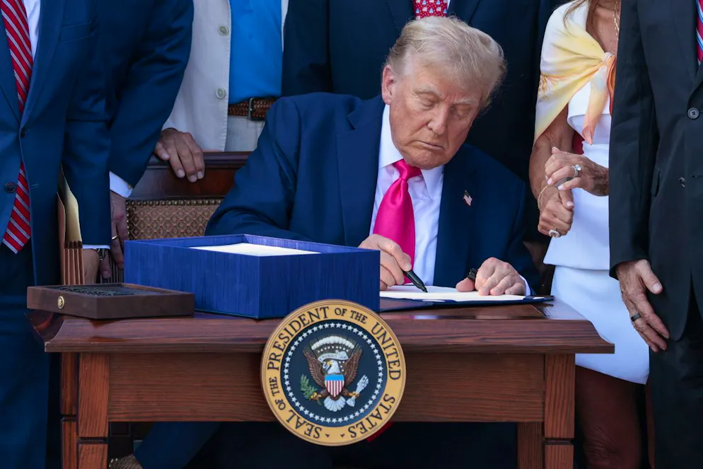 «J'ai signé des lettres et elles seront envoyées lundi, probablement douze», a dit le président à la presse. 