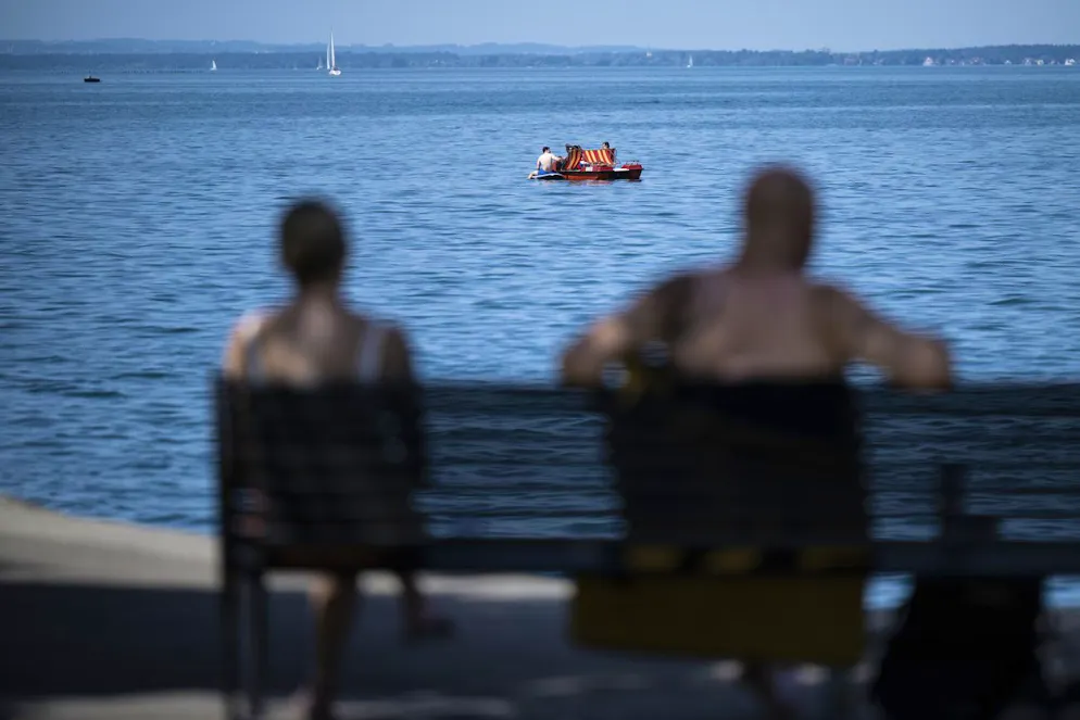 Menschen kuehlen sich ab am Bodensee bei warmen Temperaturen, am Mittwoch, 25. Juni 2025, in Rorschach. (KEYSTONE/Gian Ehrenzeller)