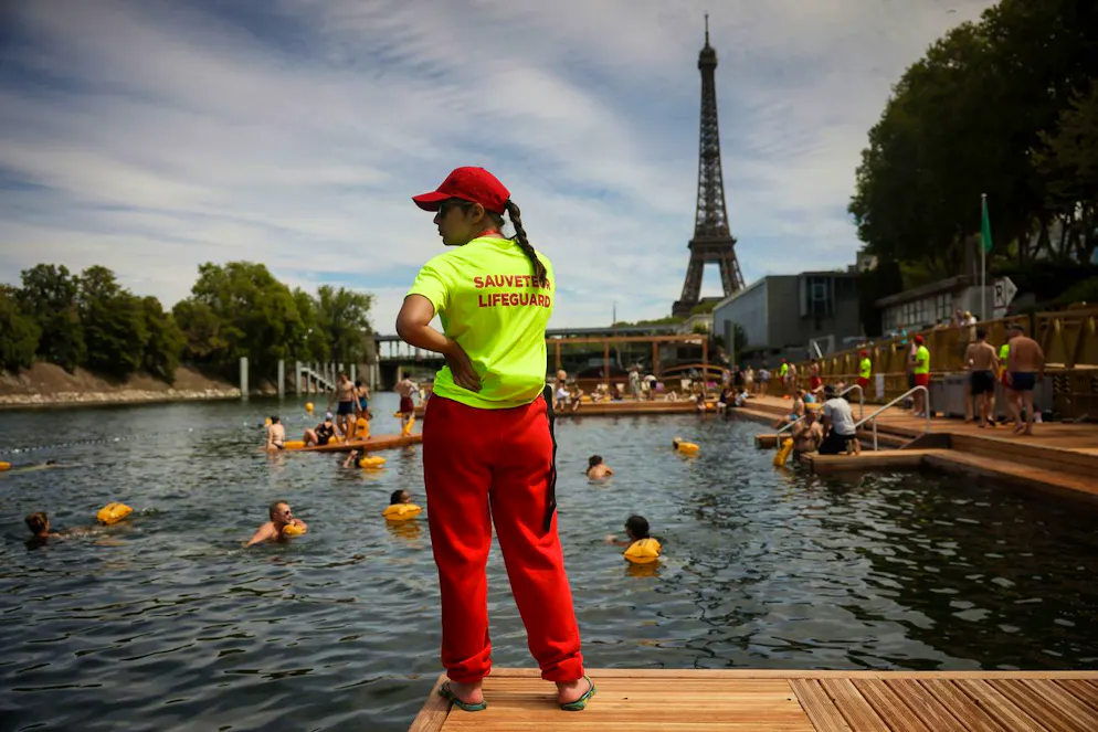 Una bagnina sorveglia il sito balneare sicuro di Grenelle, sulla Senna a Parigi.