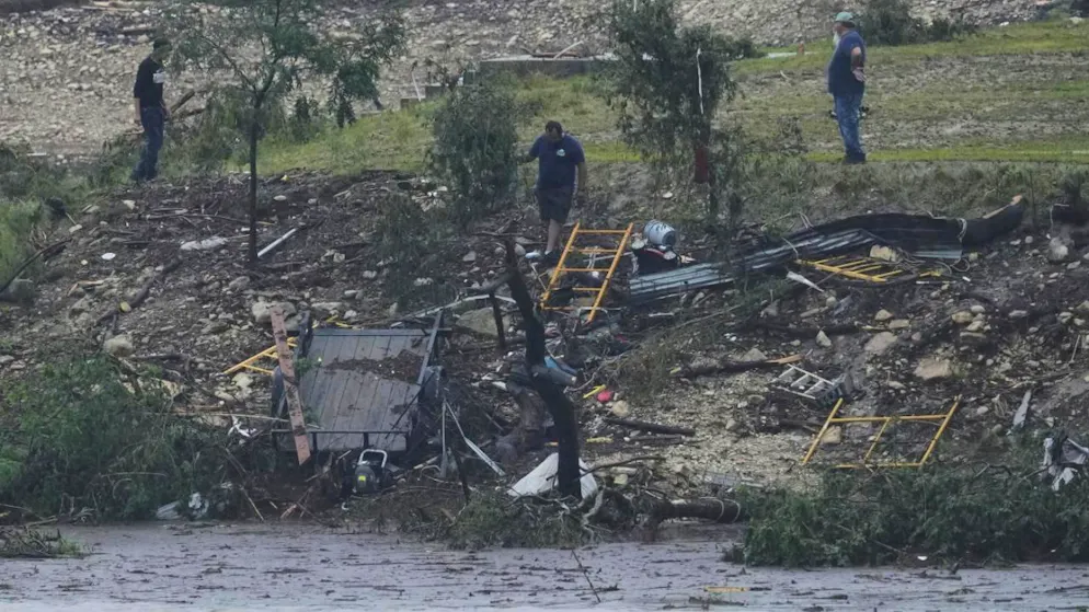 Le fleuve Guadalupe a débordé et semé la désolation, vendredi à Kerrville, Texas.