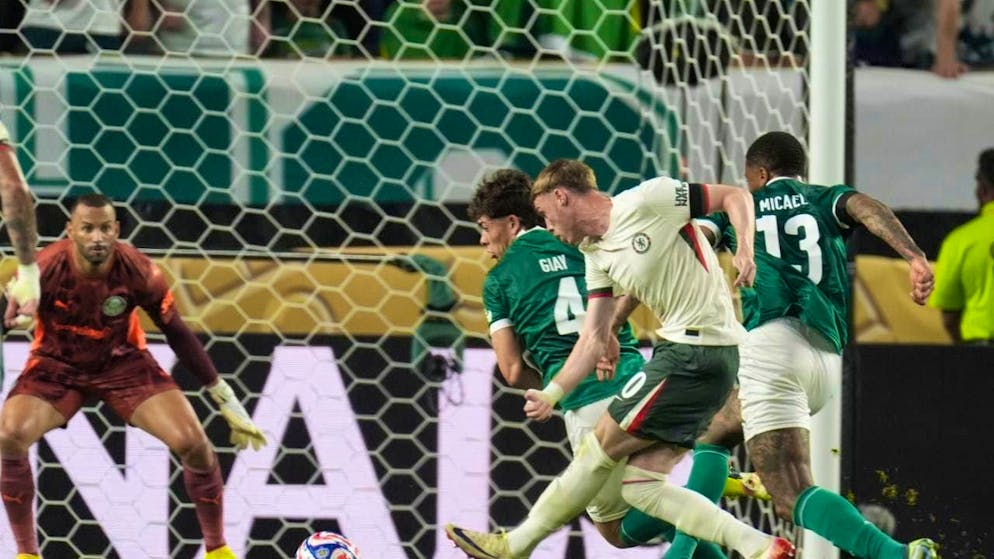 Cole Palmer (in white) sees the gap and scores.