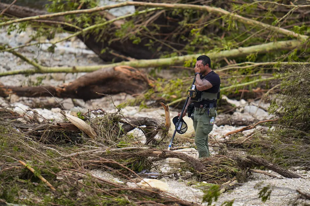 Camp Mystic. Un adjoint du shérif fait une pause alors qu'il passe au peigne fin les berges de la rivière Guadalupe près de Camp Mystic après qu'une crue soudaine a balayé la région samedi 5 juillet 2025, à Hunt, au Texas. (AP Photo/Julio Cortez)