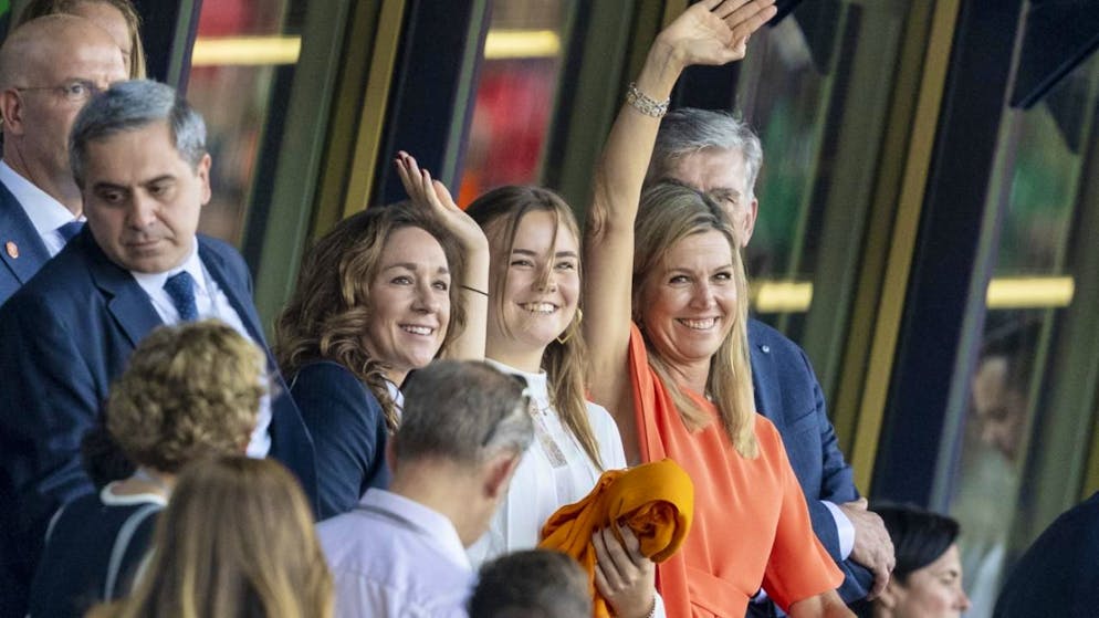 Königin Maxima (links) die 18-jährige Prinzessin Ariane (Mitte) zeigten sich in gelöster Stimmung.