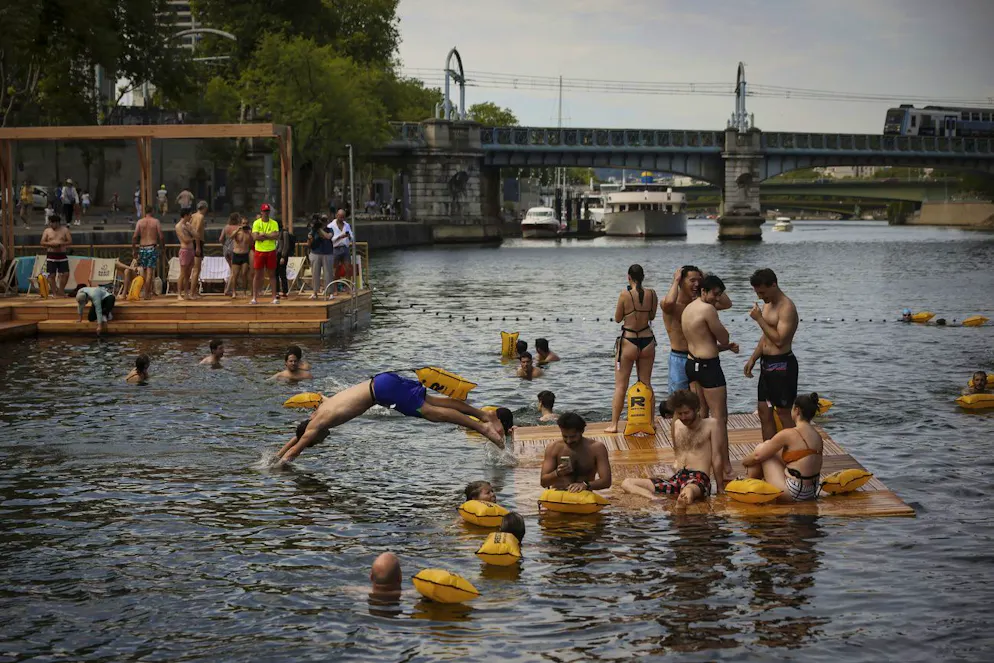Si torna a nuotare nella Senna. Un uomo si tuffa in acqua mentre le persone nuotano nel sito balneare sicuro di Grenelle, a Parigi, durante l'inaugurazione delle tre piscine della Senna, nell'ambito dell'evento «Paris Plages». 