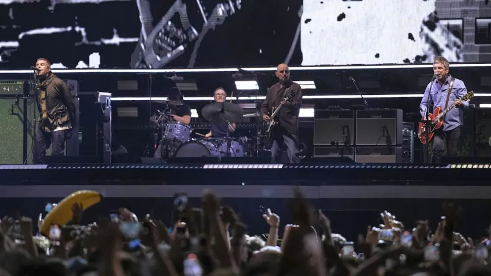 Les frères Gallagher sur scène lors du premier concert d'Oasis depuis 16 ans, vendredi à Cardiff.