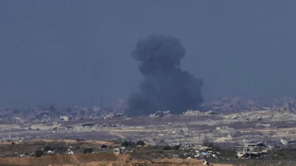 De la fumée s'élève de la bande de Gaza après une frappe israélienne. Un nouveau cycle de négociations pour tenter de trouver un accord de cesse-le-feu dans le territoire palestinien doit débuter dimanche à Doha.