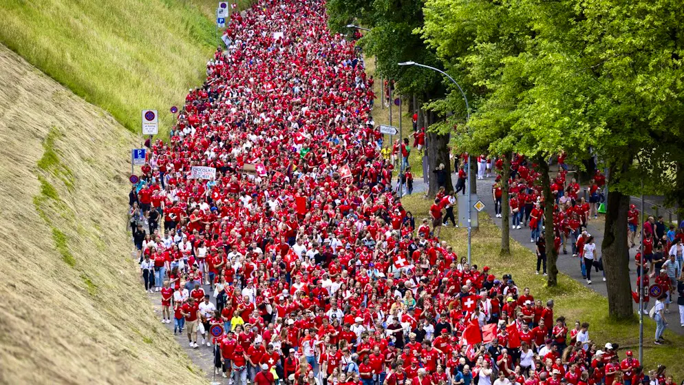 Euro 2025 : marée rouge sur Berne. Des milliers de supporters et supportrices suisses ont pris le chemin du Wankdorf.