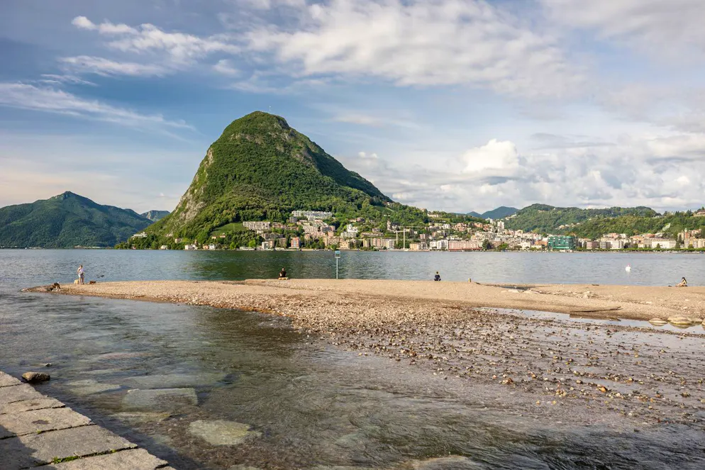 La Foce del Cassarate, avec vue sur le lac de Lugano et le mont San Salvatore en arrière-plan, le mardi 21 juin 2022 à Lugano. (KEYSTONE/Ti-Press/ Massimo Piccoli).
