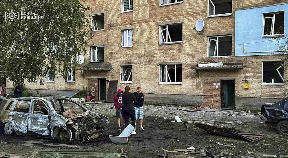 L'avanzata russa di terra abbinata alla consueta pioggia di droni, almeno 150, nell'ultima notte di guerra, mette a dura prova la resistenza ucraina.