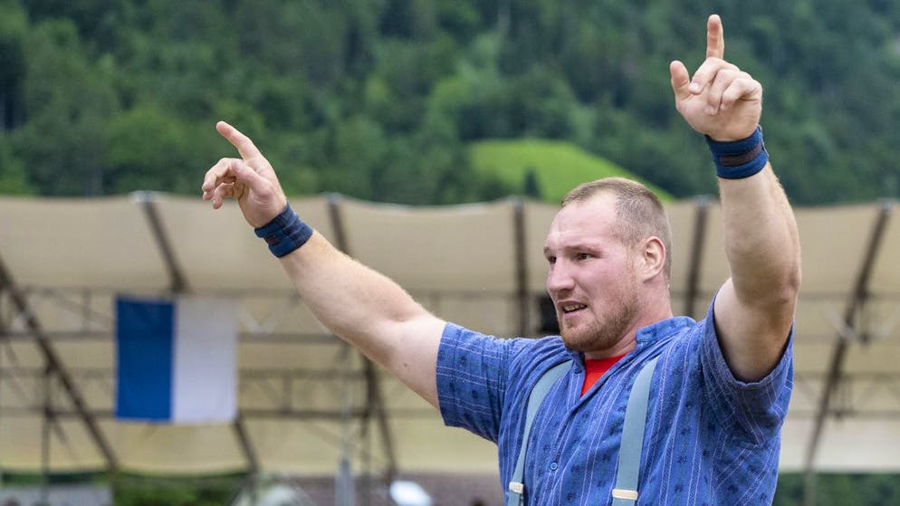 Joel Wicki gewinnt das Innerschweizer Schwing- und Älplerfest in Seedorf UR.