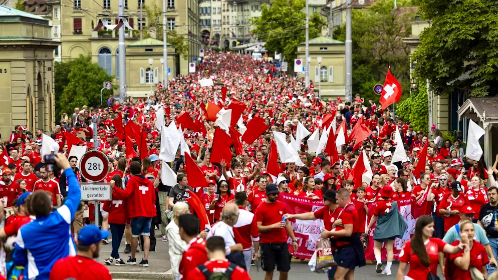 Euro 2025 : marée rouge sur Berne. Les organisateurs espèrent battre le record du plus grand défilé du genre jamais enregistré lors d'un Euro féminin, établi la veille par les fans néerlandais.