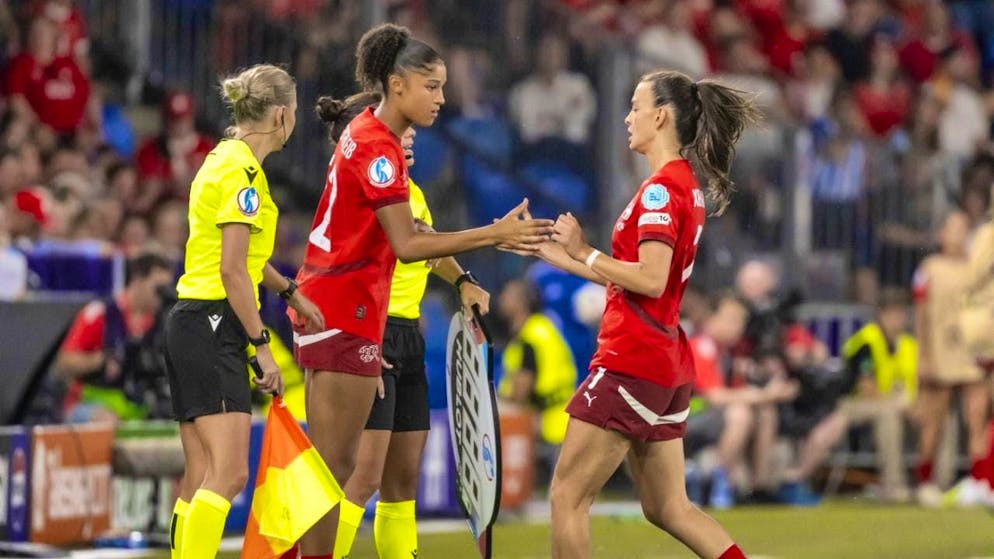 After her partial appearance against Norway, Sydney Schertenleib moves into the starting eleven. Riola Xhemaili has to make way for her